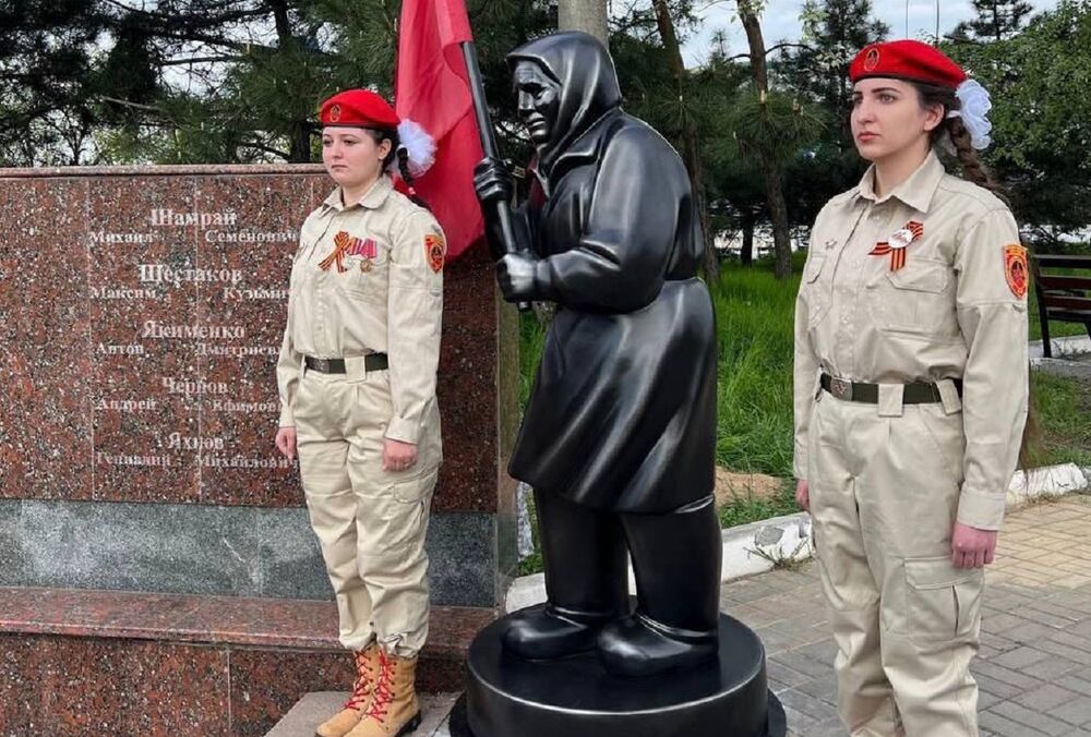 В Мариуполе открыли памятник бабушке с коммунистическим флагом В Мариуполе открыли памятник бабушке с коммунистическим флагом