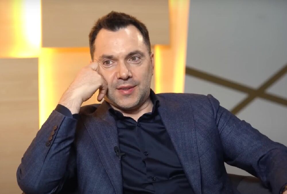 У самий розпал війни Арестович із сім'єю вирушив на відпочинок до Ізраїлю.