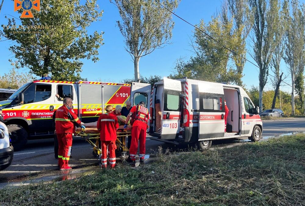 В Запорожье маршрутка врезалась в столб и перевернулась: много пострадавших (фото) В Запорожье маршрутка врезалась в столб и перевернулась: много пострадавших (фото)
