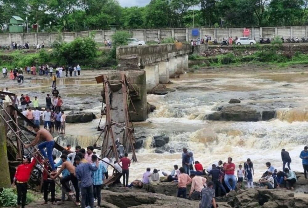 В Индии обрушился туристический мост