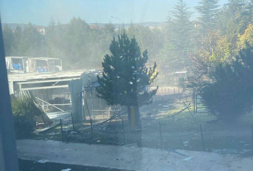 В Турции перед зданием аэрокосмической компании прогремел взрыв и слышна стрельба: кадры