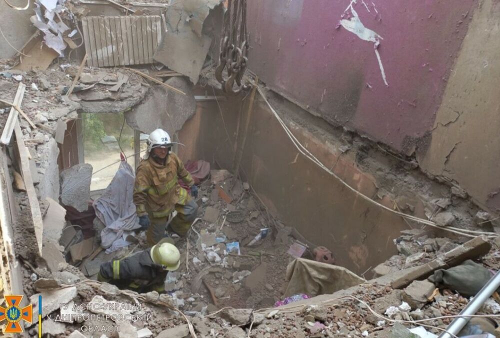 Оккупанты всю ночь обстреливали Никополь: есть раненая