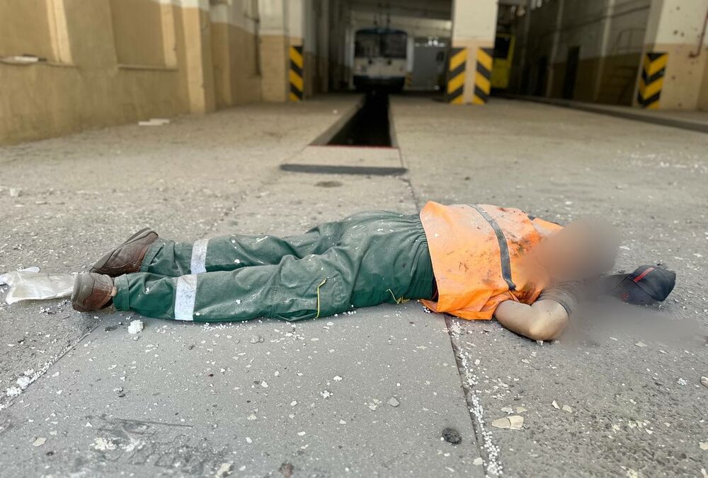 Оккупанты прицельно обстреляли троллейбусное депо в Херсоне, есть погибшие: фото