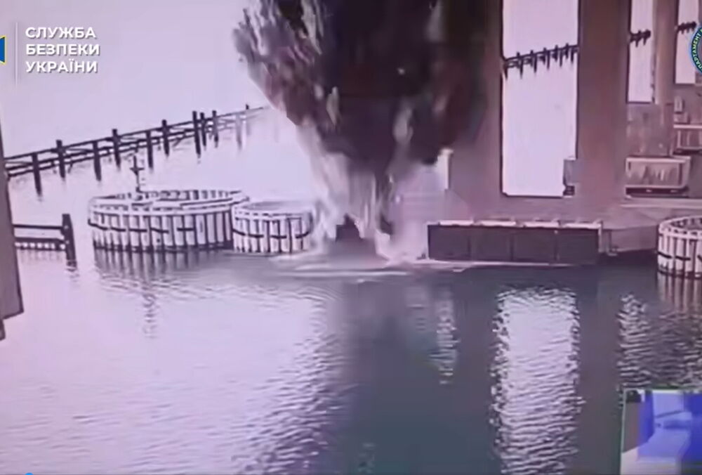 Атака на Кримський міст продовжується, він перекритий для руху