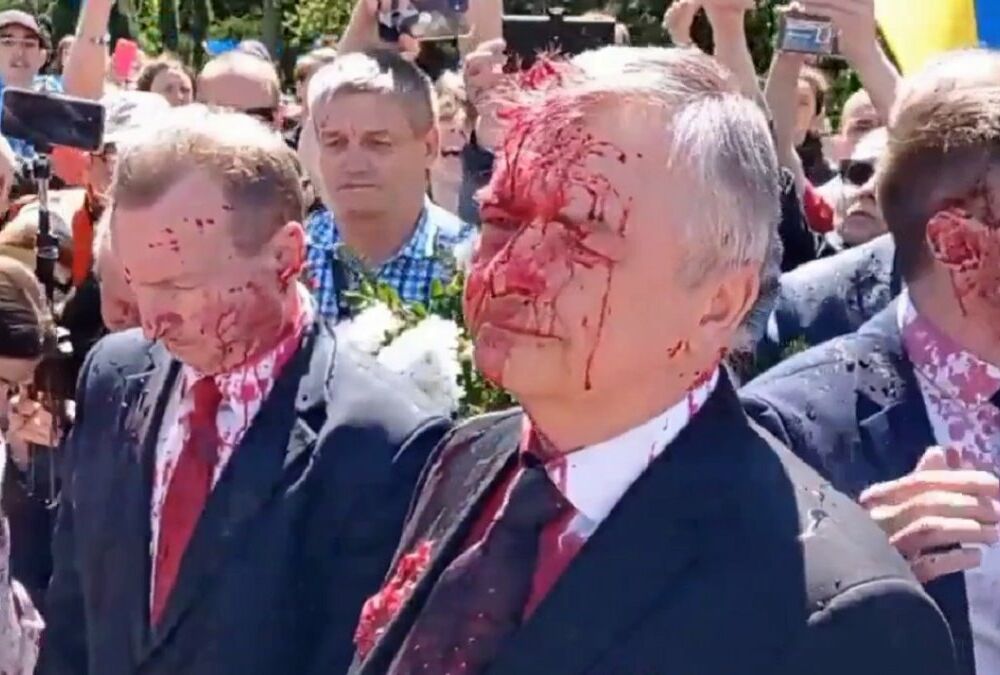 У Варшаві облили фарбою посла Росії у Польщі