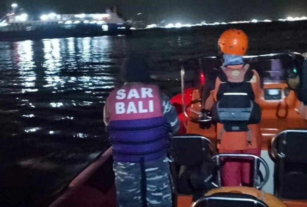 У берегов Бали затонул паром с десятками пассажиров на борту