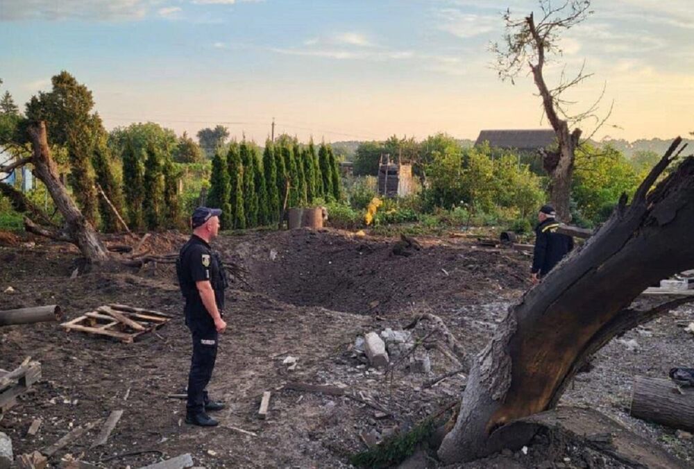 Обломки российской ракеты повредили 10 частных домов в Киевской области 