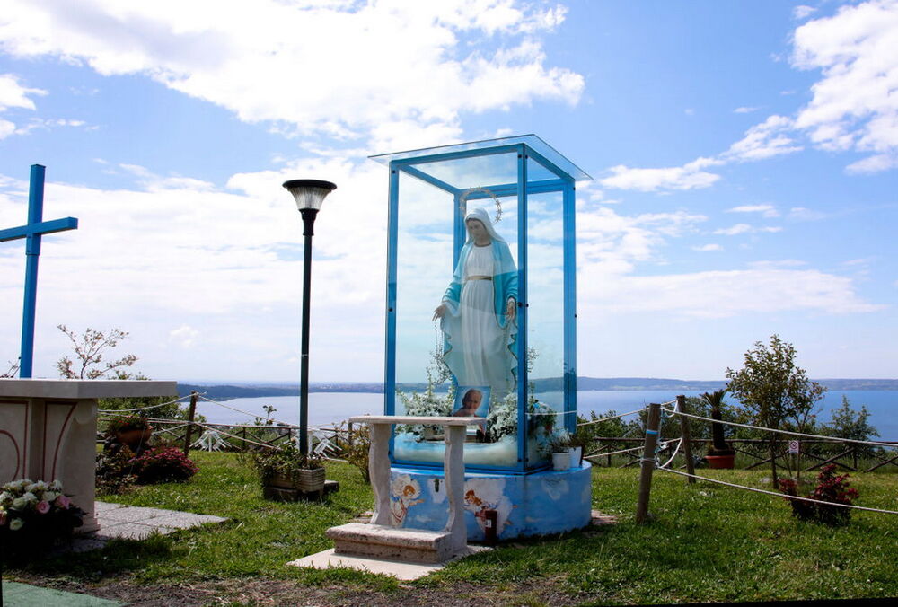 В Италии провели ДНК-тест ”кровавых слез” статуи Девы Марии: чуда не было