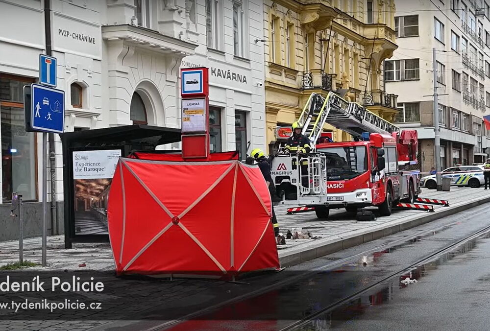 У Празі через падіння карнизу на зупинці загинув відомий одеський лікар