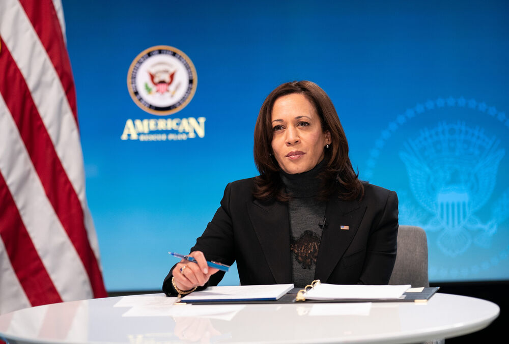 Вице-президент США назвала провал с оказанием помощи Украине подарком Путину