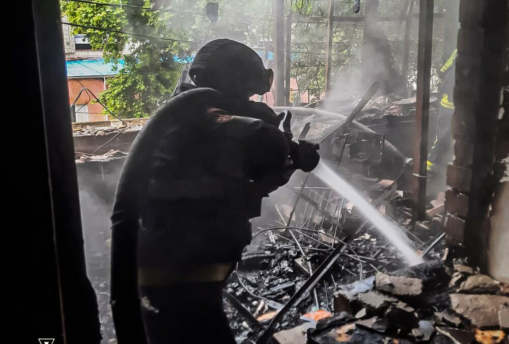 Російський ударний БпЛА влетів у багатоповерхівку у Херсоні: спалахнули квартири (фото)