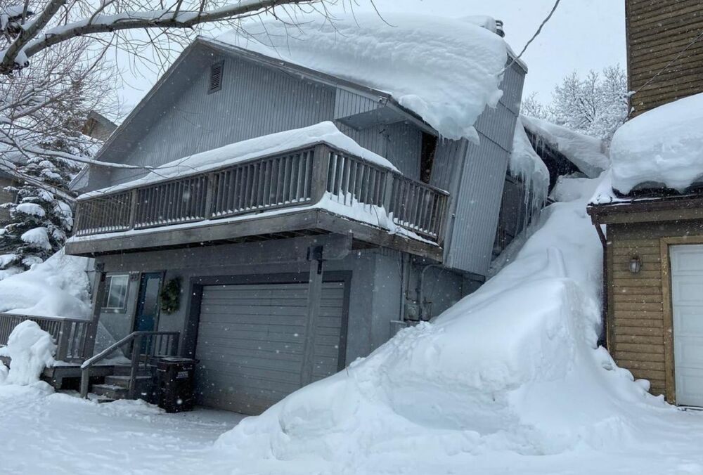 Рекордный снегопад в США привел к разрушению домов