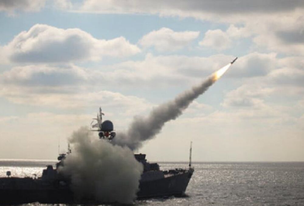 У Миколаєві росіяни поцілили до братської могили солдатів радянської армії: фото