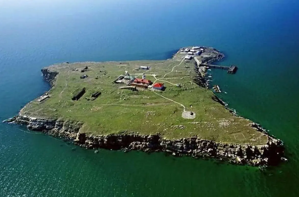 Україна завдала нищівного удару по окупантах на острові Зміїний, але РФ повторно обстріляла міст у Затоку