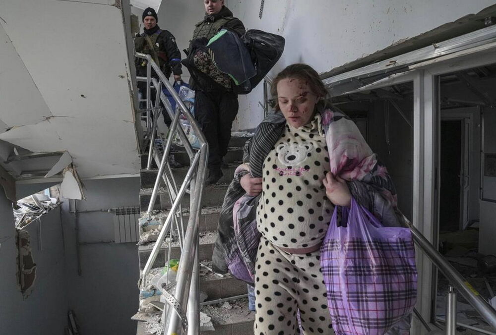 Девушка, едва не погибшая при российском обстреле роддома в Мариуполе, рекламирует Путина на выборах