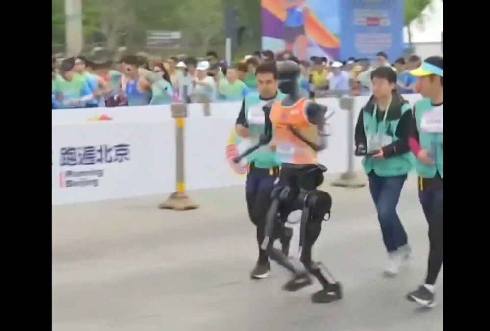 В Китае роботы участвовали в полумарафоне наряду с людьми: видео