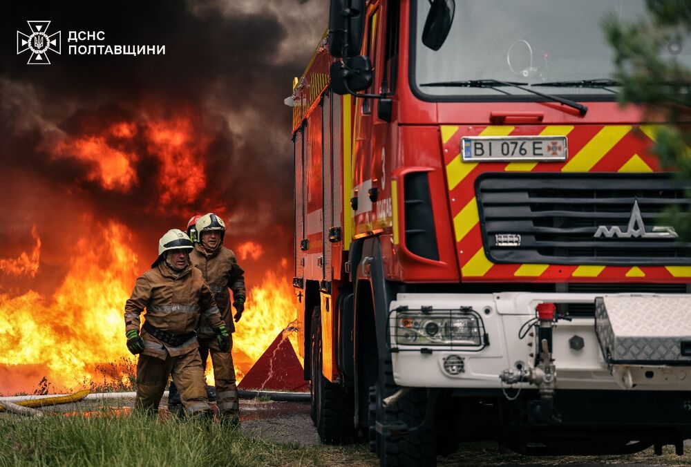 Спасатели показали кадры ликвидации последствий российского обстрела в Кременчугском районе