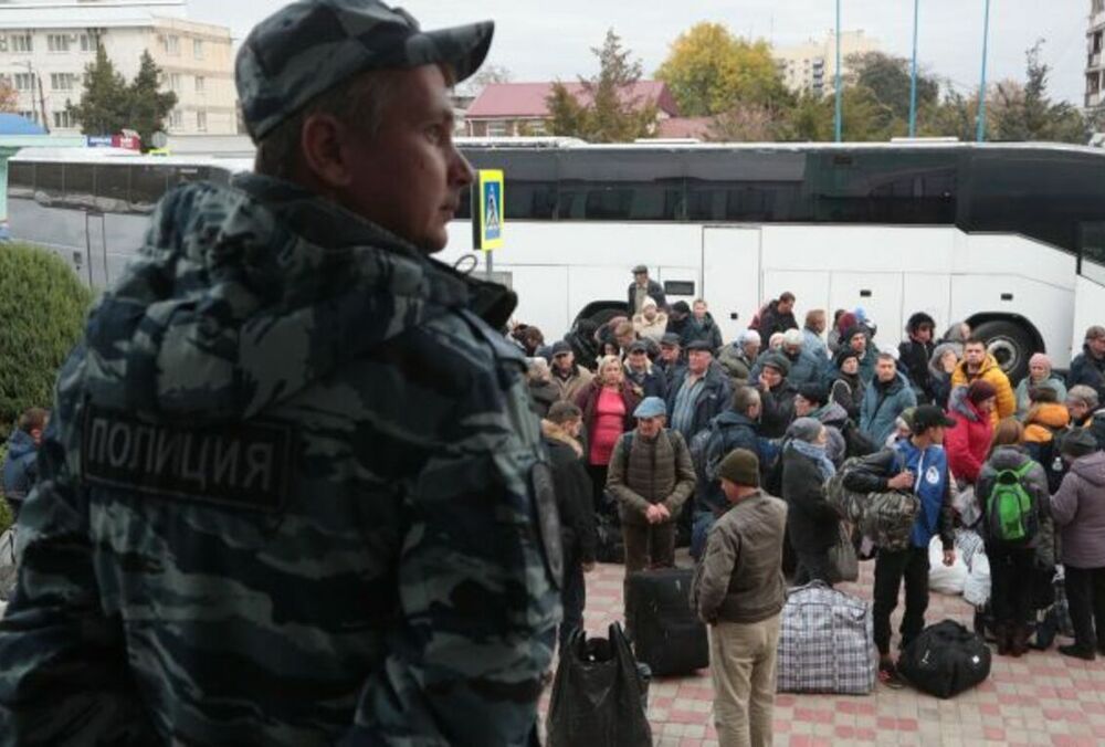 Оккупанты начинают ”эвакуацию” жителей Каховки Оккупанты начинают ”эвакуацию” жителей Каховки