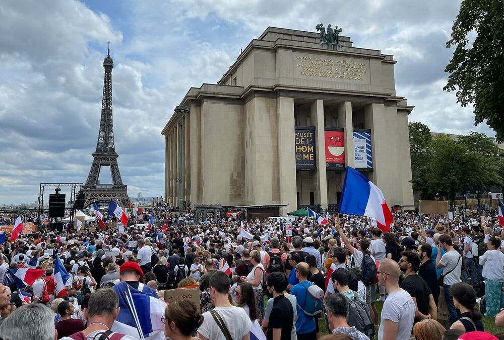 В Париже разогнали протест противников ковид-ограничений  