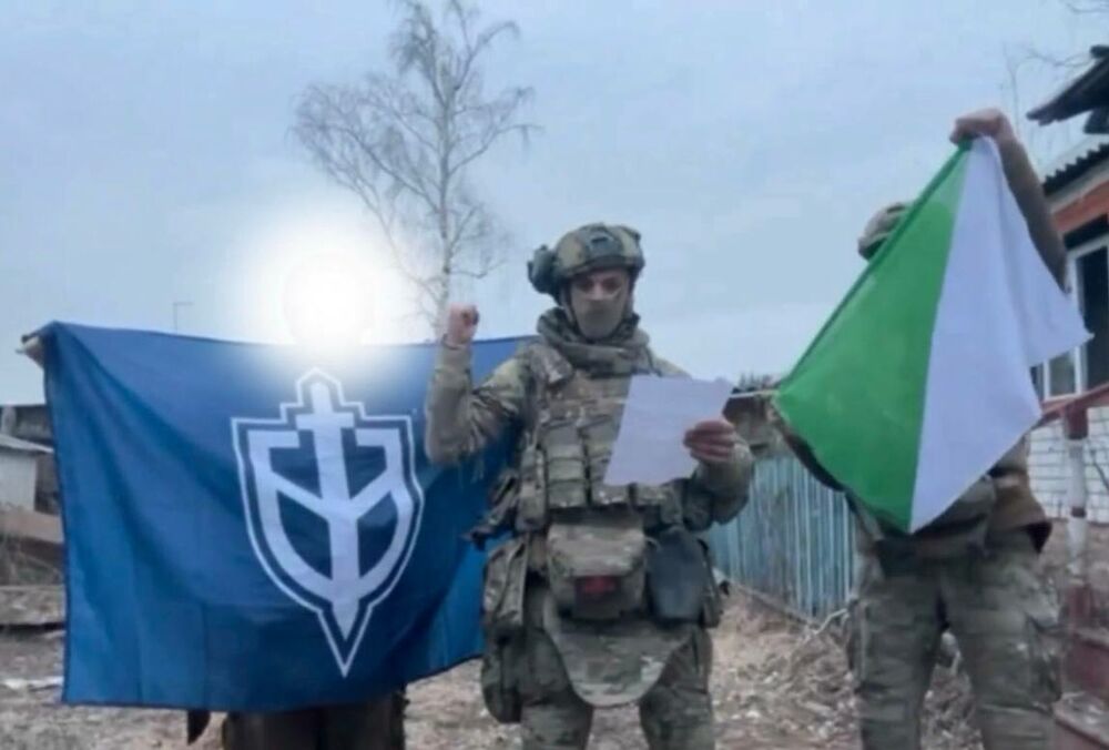 Російські добровольці підняли прапор в селі в Бєлгородській області