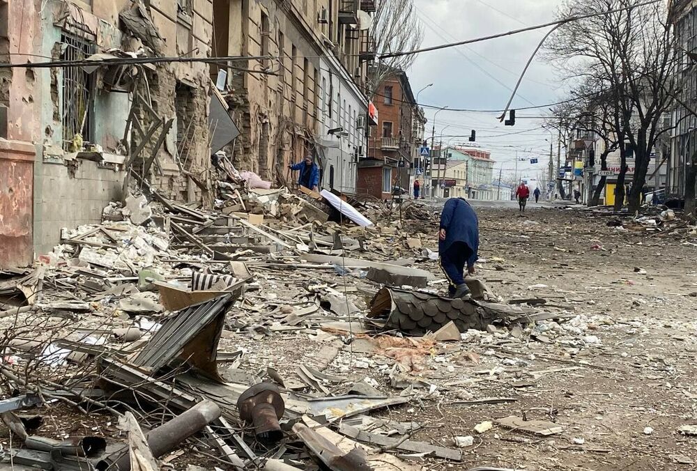 Оккупанты выпускают жителей Мариуполя из города только по пропускам 