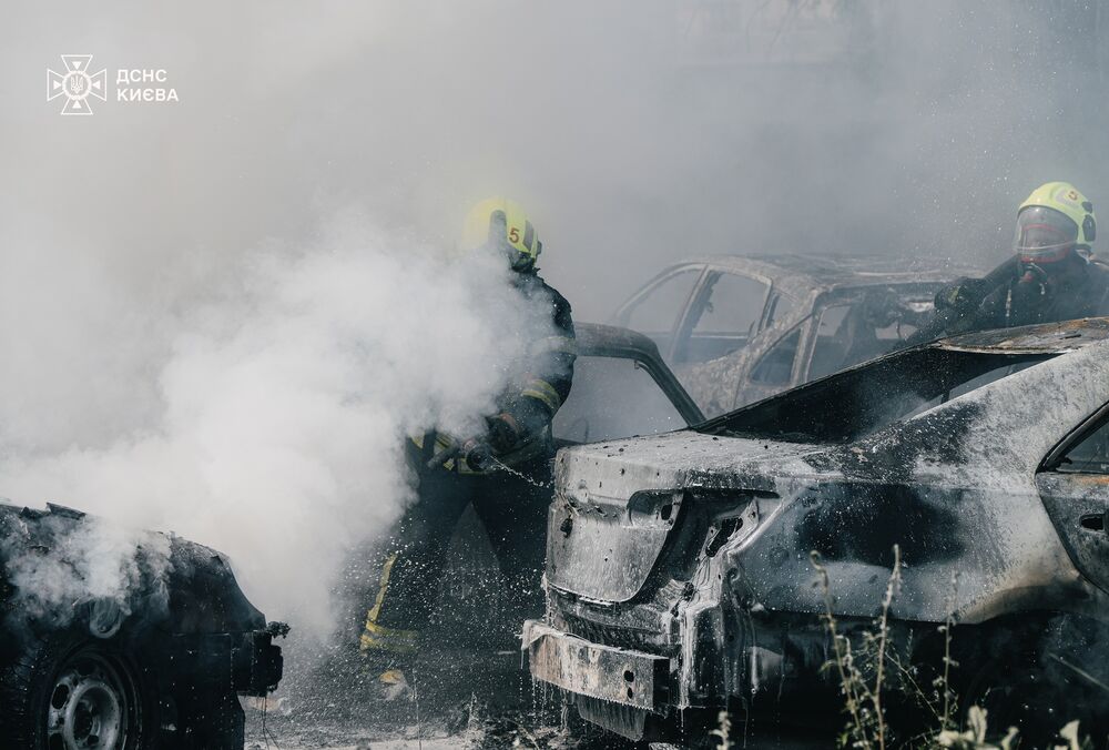 В Киеве произошел масштабный пожар на автопарковке В Киеве произошел масштабный пожар на автопарковке