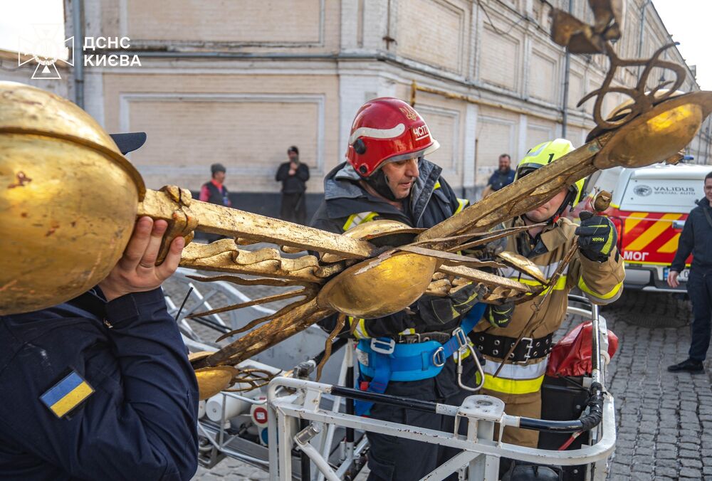 На одному з храмів Києво-Печерської лаври завалився хрест