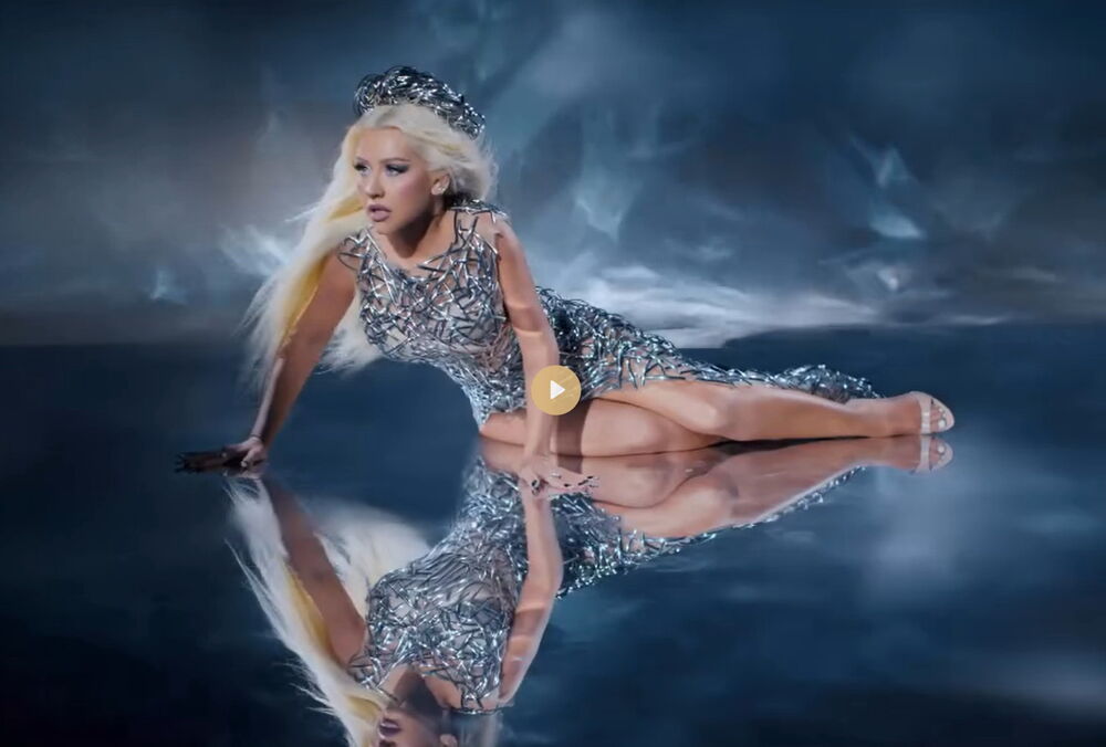 Крістіна Агілера анонсувала новорічне шоу у сукнях від дизайнера з українським корінням
