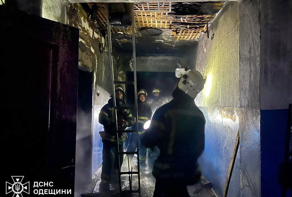 Три людини загинули під час пожежі в пансіонаті для людей похилого віку на Одещині: кадри