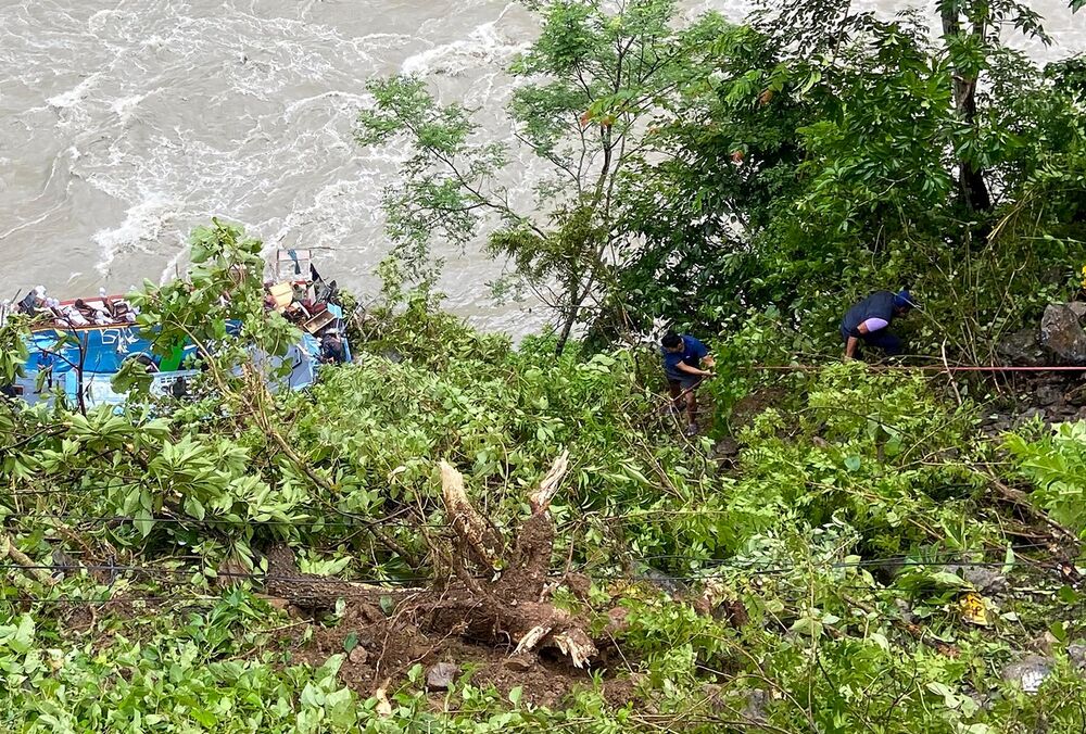 В Непале автобус с туристами упал с горы в реку