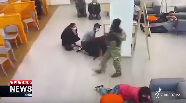 В Грузии вооруженный мужчина взял в заложники 12 человек в банке: видео