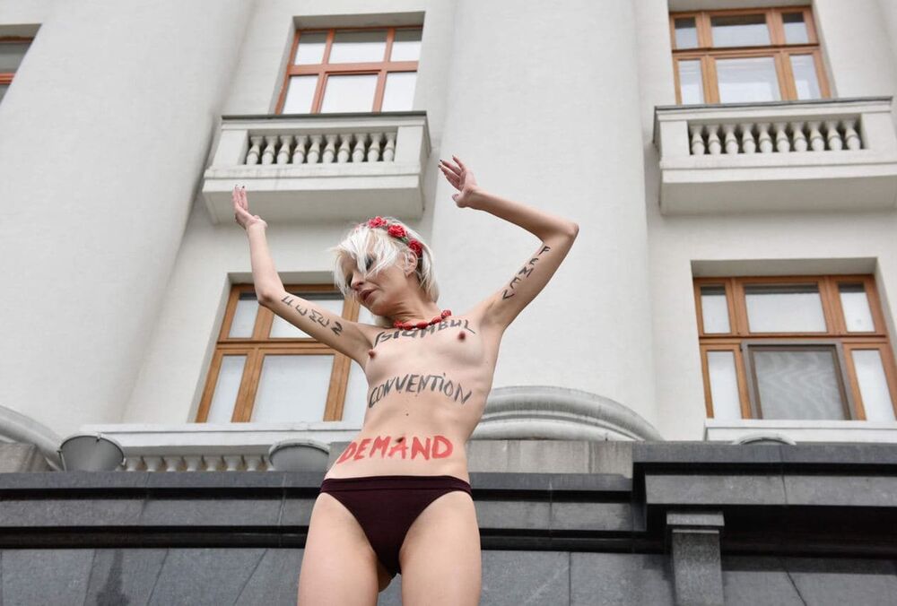 Активистка разделась догола под Офисом президента - ФОТО