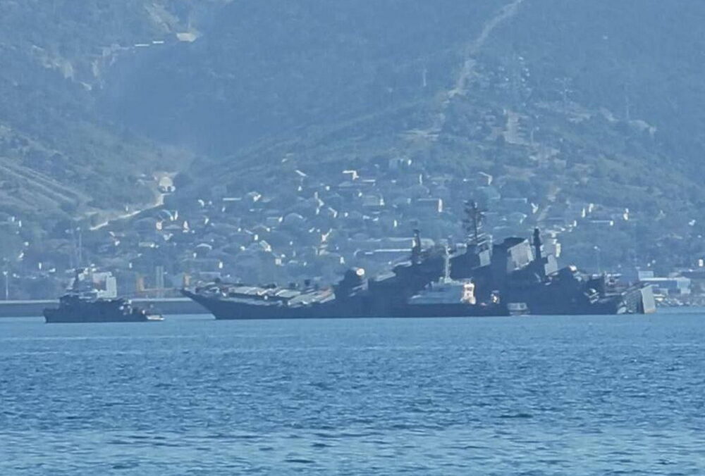 В Новороссийске после атаки дронов тонет большой десантный корабль России: кадры