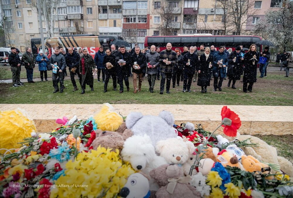 Десятки дипломатов посетили место ракетного удара в Кривом Роге Десятки дипломатов посетили место ракетного удара в Кривом Роге