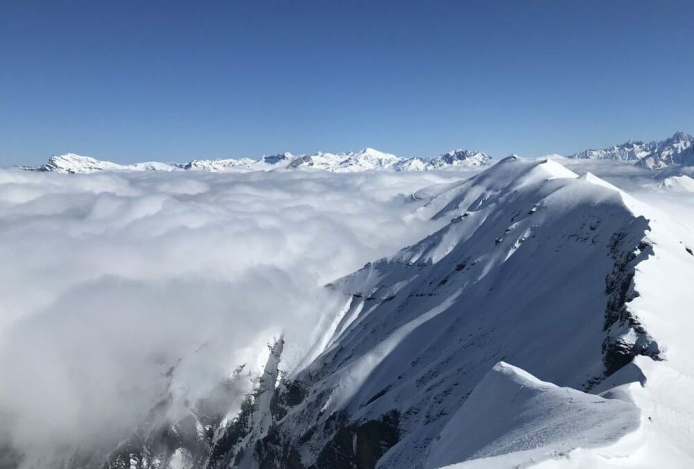 В Альпах лавинами накрило дві групи туристів
