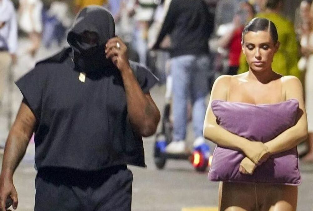 ”В этом году без штанов”: Канье Уэст придумал новые унизительные образы для Бьянки Цензори