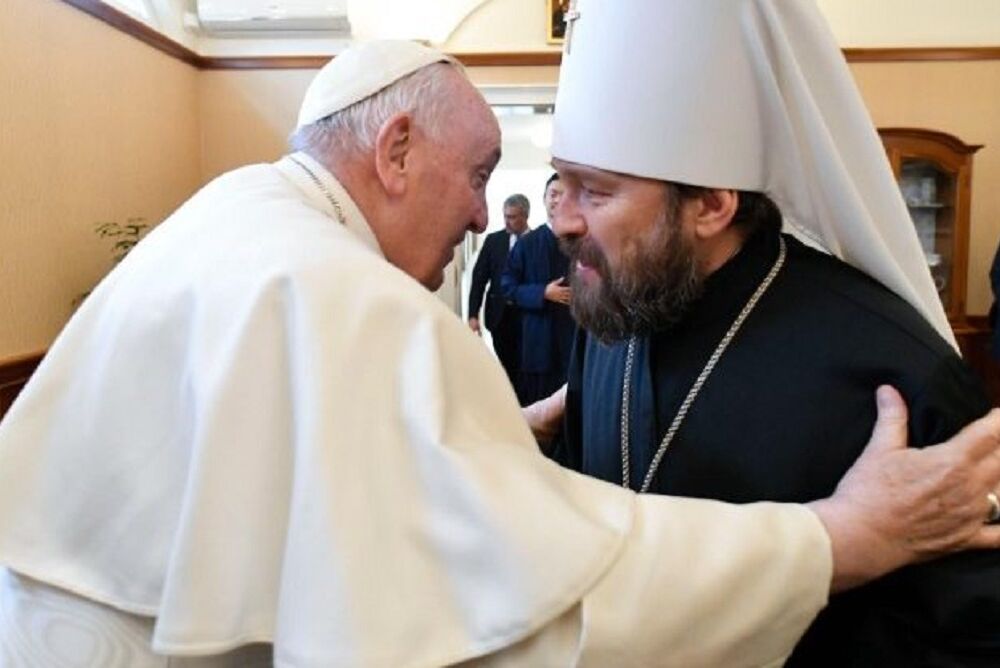 Папа Франциск в Угорщині тепло зустрів та розцілував фігуранта санкцій митрополита РПЦ