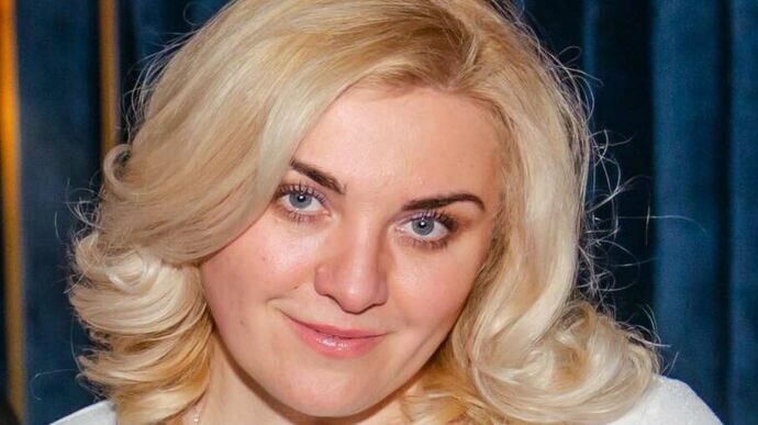 Директор київського ліцею, яка коригувала вогонь окупантів, а потім вийшла під заставу, втекла