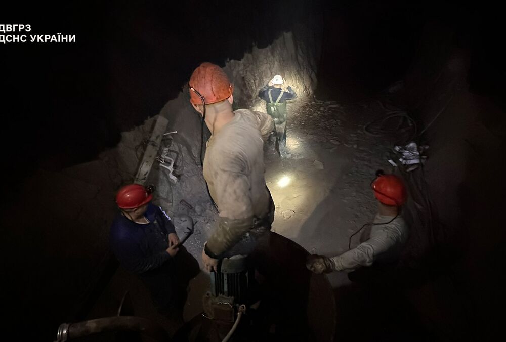 Ночью россияне более 6 часов наносили удары по угледобывающей шахте: зафиксированы 18 прилетов