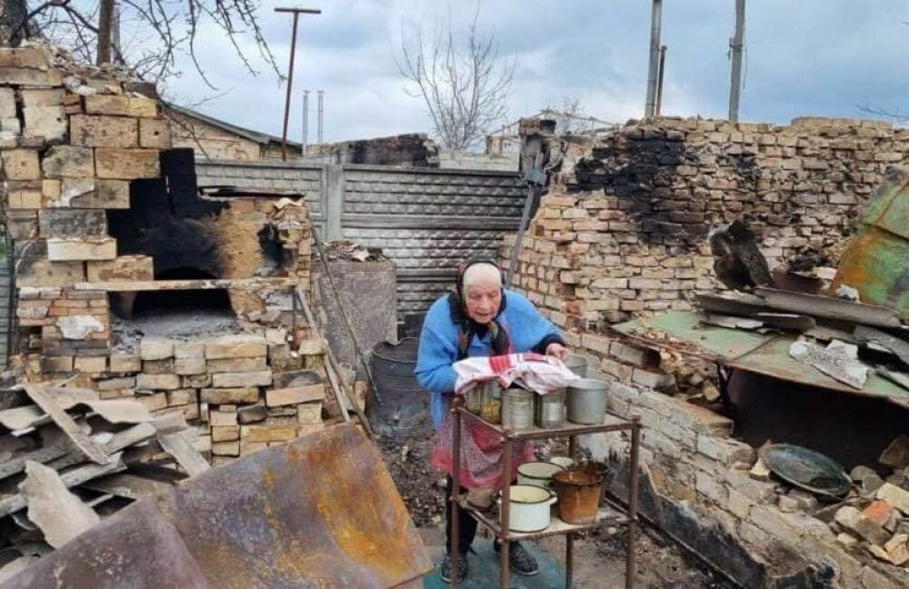 Українська бабуся зворушила світ, готуючи паски серед руїн: фото, відео