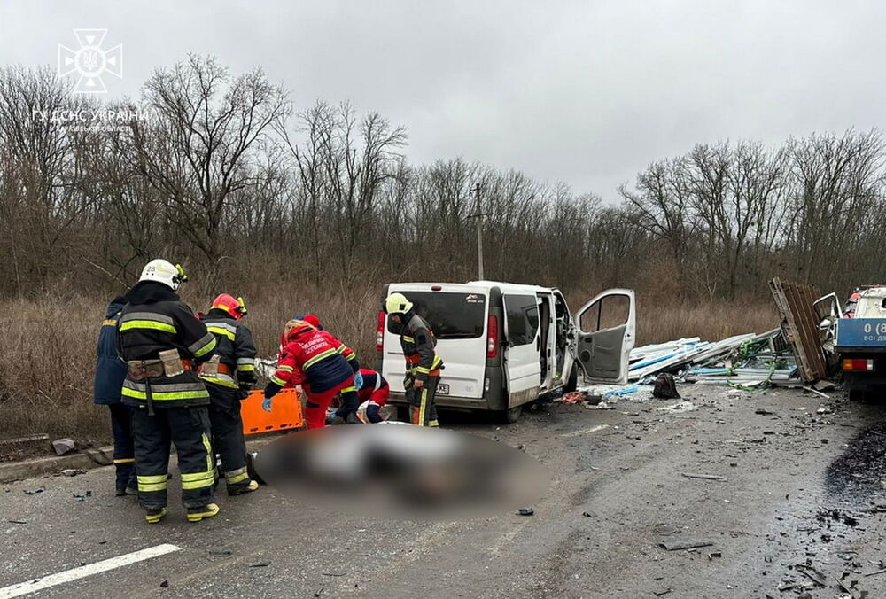В Харьковской области столкнулись легковушка, микроавтобус и грузовик: погибли 6 человек