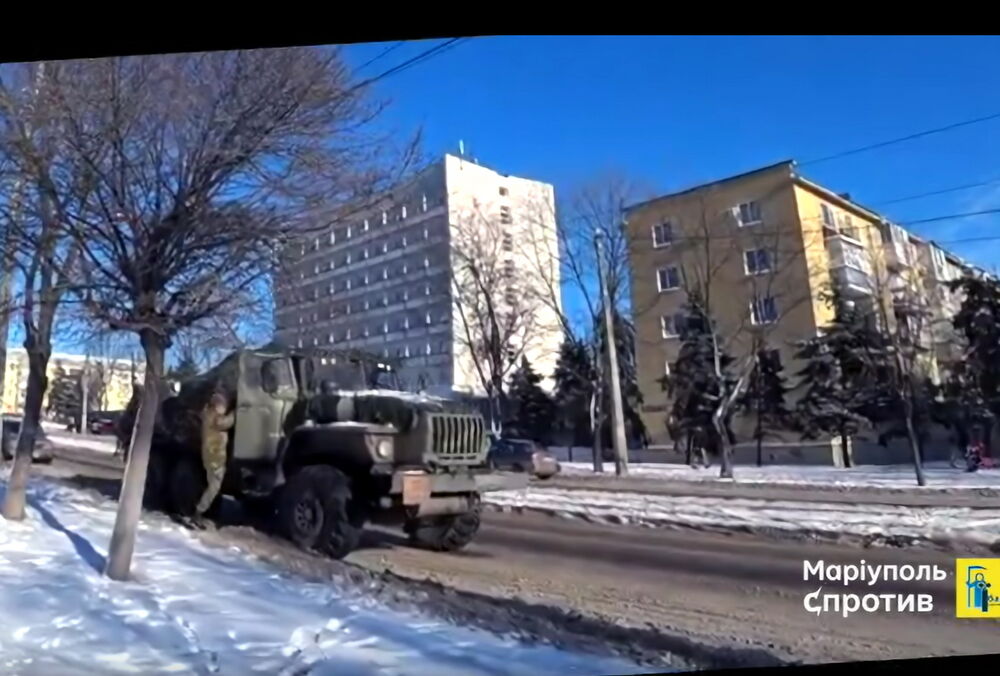 В Мариуполе обломки российской ПВО прилетели по казарме оккупантом В Мариуполе обломки российской ПВО прилетели по казарме оккупантом