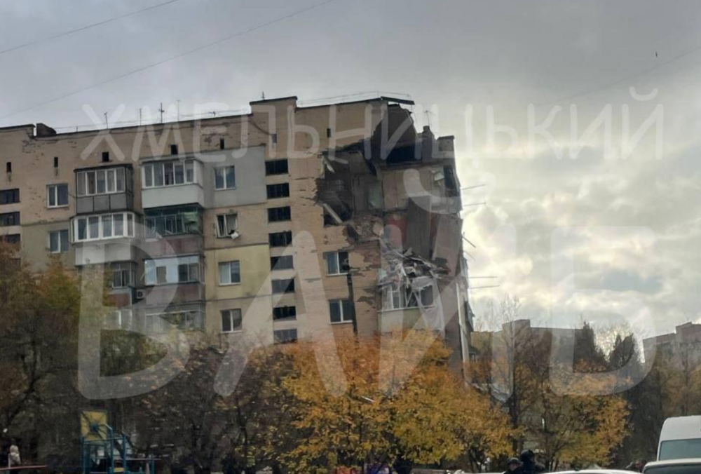 В Хмельницком прогремел взрыв в многоэтажке, после чего обрушились несколько этажа: кадры