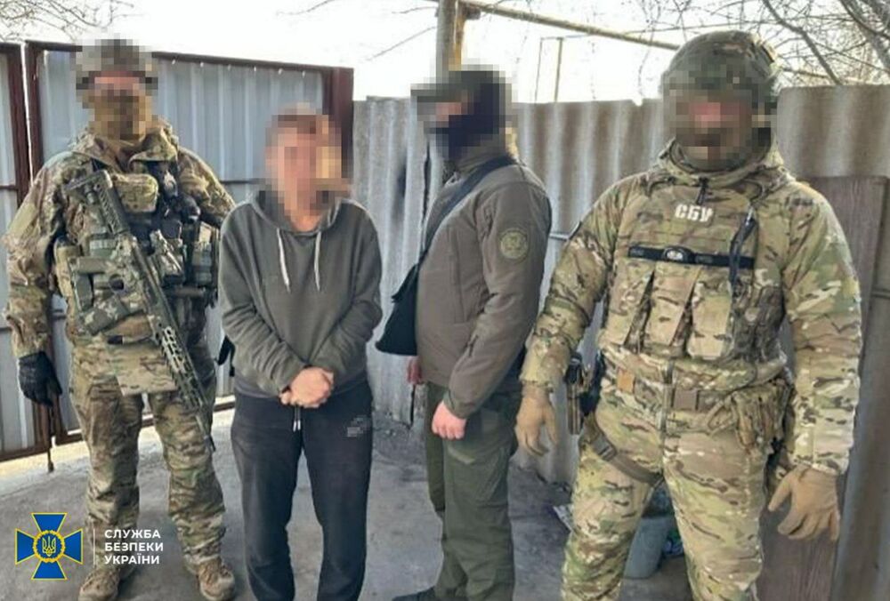 СБУ задержала шпионку, которая следила за военными через камеру в скворечнике