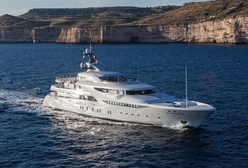 Путин за месяц до войны эвакуировал свою элитную яхту: фото, видео