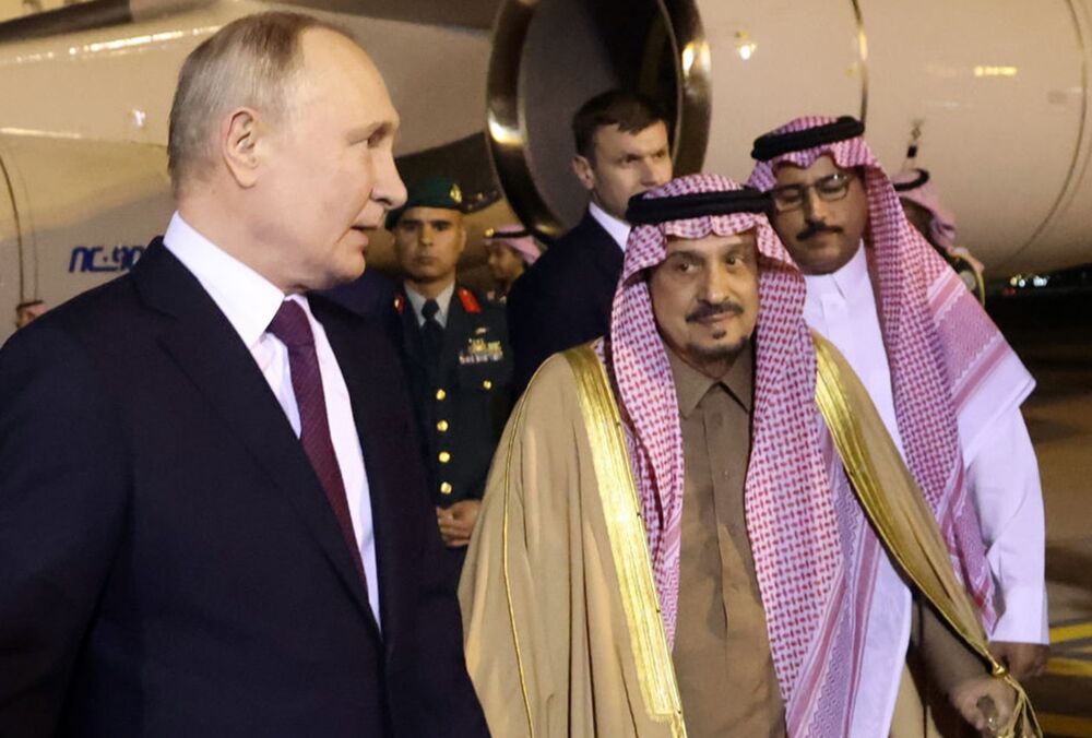 Путин прибыл с официальным визитом в Саудовскую Аравию Путин прибыл с официальным визитом в Саудовскую Аравию