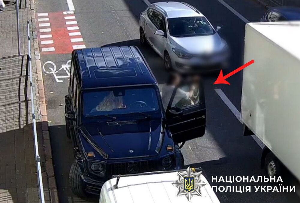 У Києві водій Mercedes проломив череп велосипедисту після зауваження про паркування на велодоріжці
