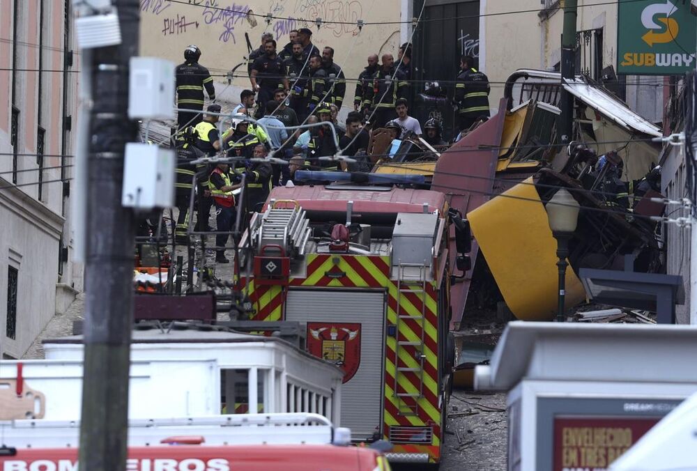 15 человека погибли, 23 пострадали при сходе с рельсов фуникулера в центре Лиссабона 15 человека погибли, 23 пострадали при сходе с рельсов фуникулера в центре Лиссабона