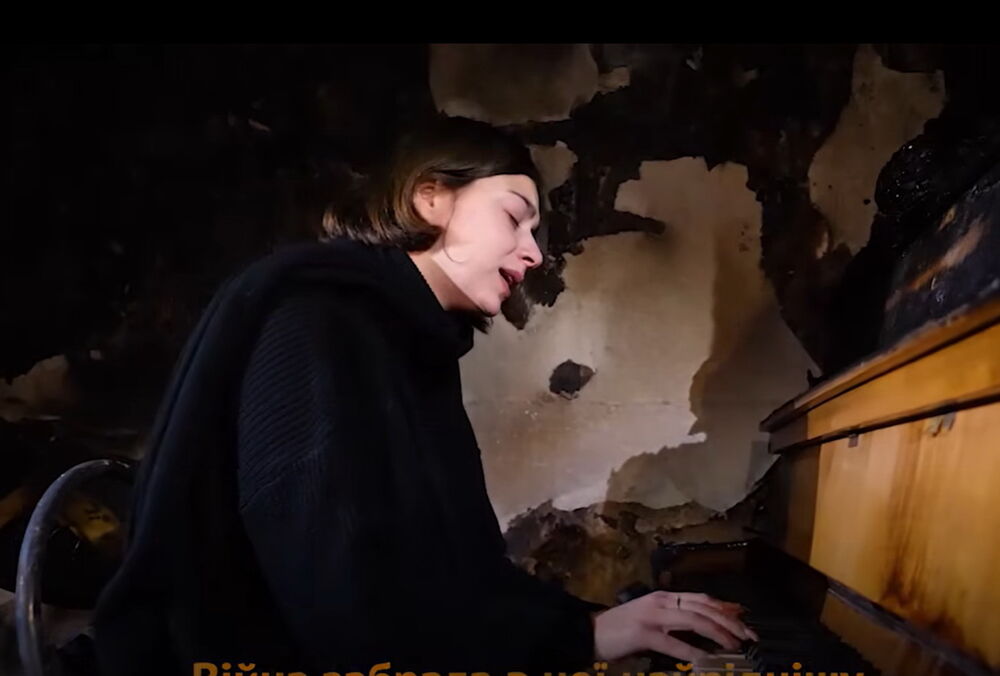 В Тернополе дочь погибшего в результате российского обстрела мужчины сыграла на пианино среди руин квартиры