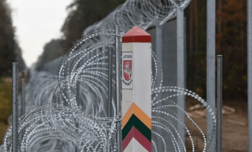 Литва завершила строительство забора с колючей проволокой на границе с Беларусью